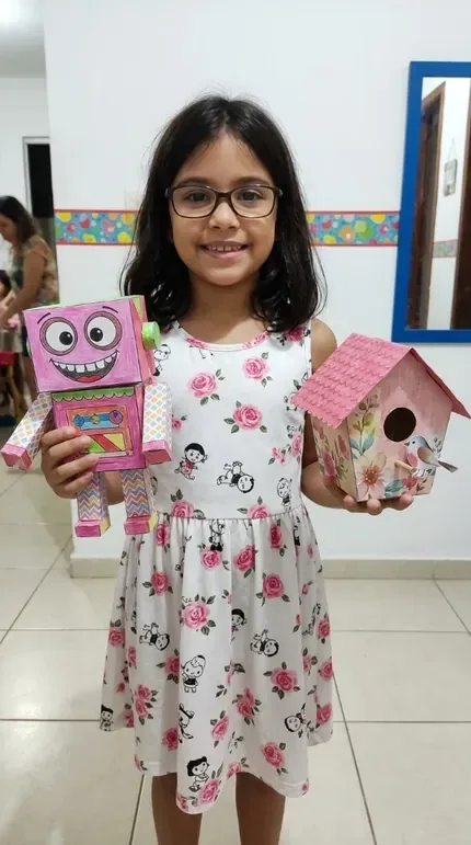 Niña con modelos armados de papel